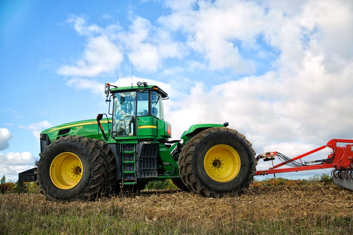 Tracteur au travail dans une parcelle labourée